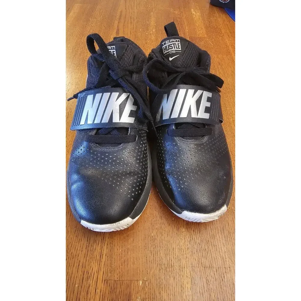 Size 5 (GS) - Nike Team Hustle‎ D8 Mid Black